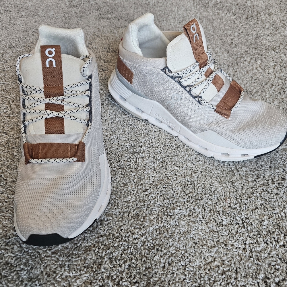 On Cloud Running Cream and Brown Sneakers